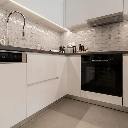 Liv - Luminous & Spacious In Pagrati Athens