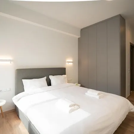 Liv - Luminous & Spacious In Pagrati Apartment