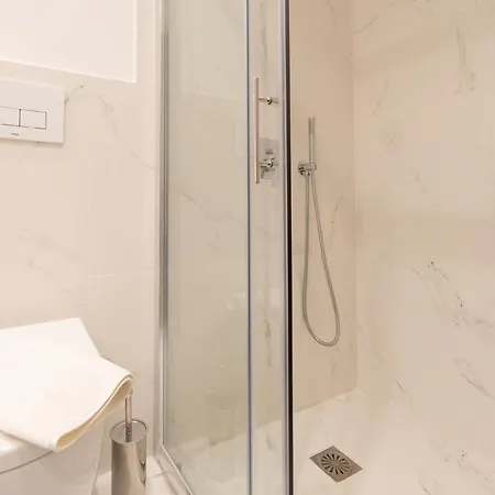 Liv - Luminous & Spacious In Pagrati *